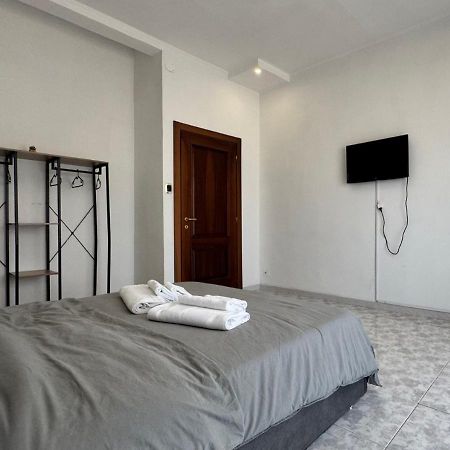 Corso Novara - 8 Posti Letto E Self Check-In Vicino La Stazione Centrale Di Napoli Luaran gambar